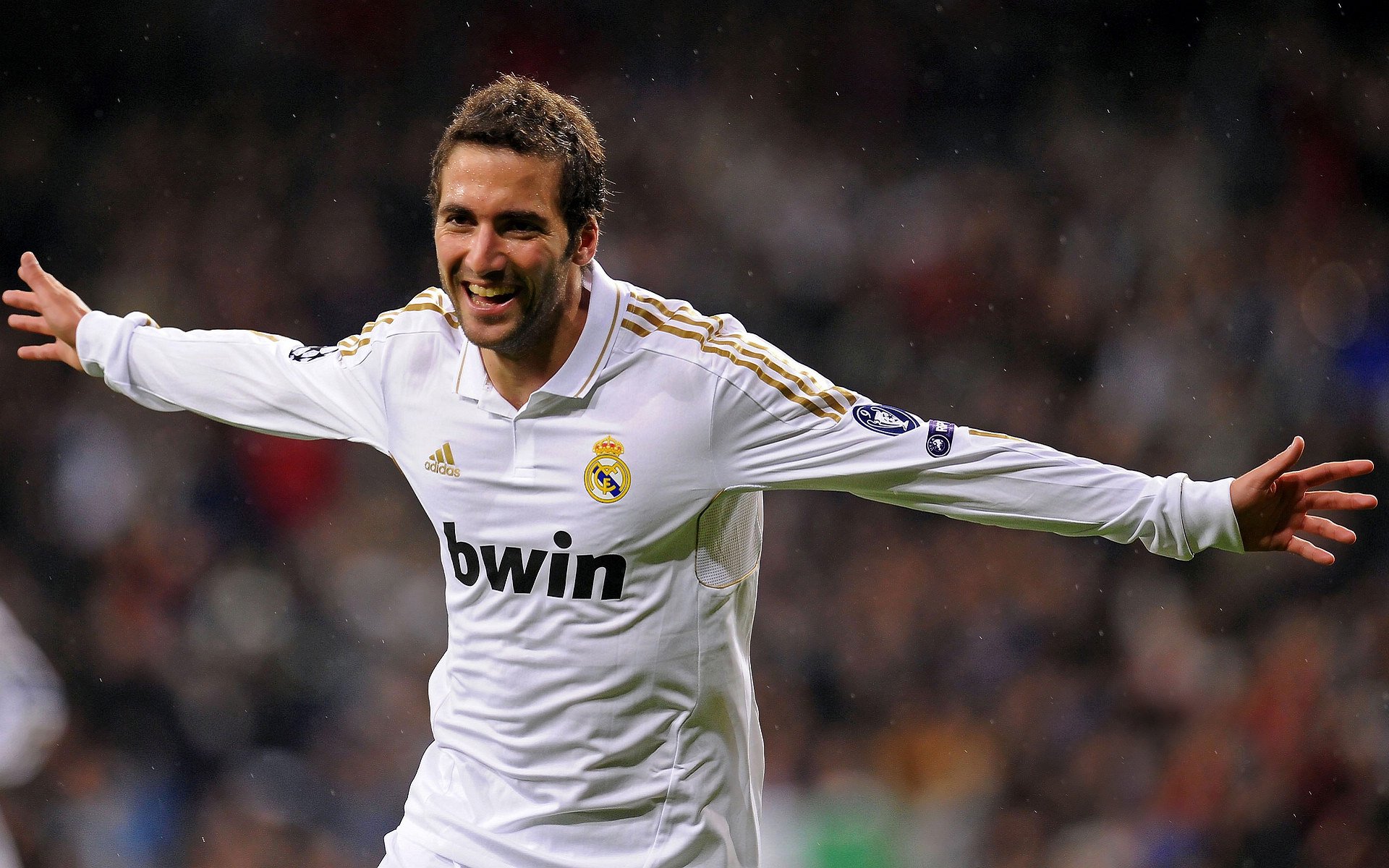 绿茵场上的逆袭叙事，从几内亚的坚韧到迪巴拉的闪耀